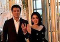 Rekomendasi Button Dress ala Syahrini saat Jumpa Pers Pernikahannya dengan Reino Barack