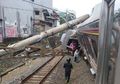 BREAKING NEWS: KRL Anjlok hingga ke Luar Rel di Bogor, Dua Gerbong Terguling