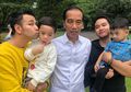 Tidak Seperti Presiden, Sikap Jokowi Saat Temani Rafathar dan Jan Ethes Kasih Makan Ikan Banjir Pujian