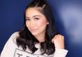 Simpel Tapi Trendi, Ini 5 Gaya Josephine Firmstone Pakai Sneakers Putih!