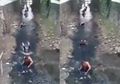 Remaja Dihukum Guling-guling di Sungai Pembuangan Air Kotor Usai Tawuran : Berantem Seenaknya Aja!