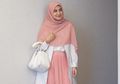 Tampil Modis dengan Rok Lipit Unik, Shireen Sungkar Tetap Bawa Tas Mewah Puluhan Juta Rupiah!