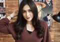 Dekat dengan Kevin Sanjaya, Ini 6 Gaya Seksi & Charming Denira Wiraguna Pakai Outfit V-neck!