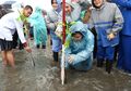 Pakai Sepatu Bot dan Jas Hujan Rp 10 Ribuan, Ibu Iriana Jokowi Tanam Bibit Mangrove Sewaktu Gerimis