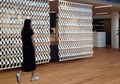 DIbuat dengan Rajutan 3D, Tirai Ini Berfungsi untuk Partisi dan Panel Akustik