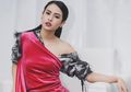 Gaya Kasual Seksi ala Maudy Ayunda Saat Pamer Tas Mewah Seharga 63 Juta Rupiah yang Jadi Sorotan