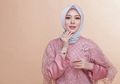 Adiknya Resmi Mualaf, Ayana Moon Makin Manis dengan 6 Dress Pink!