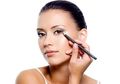 Tips Simpel Memakai Eyeliner Pensil untuk Pemula Agar Hasilnya Lebih Maksimal
