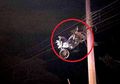 Terlibat Kecelakaan, Sepeda Motor Ini Terlempar dan 'Nyangkut' di Tiang Listrik Setinggi 10 Meter