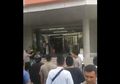 Cuma di Indonesia, Polisi Lagi Tembakin Penjahat di Bank, Warga Setempat Ngerekam dari Jarak Deket