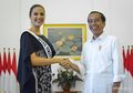 Momen Lucu Saat Presiden Jokowi Berjabat Tangan dengan Miss Universe 2018, Netizen: Jokowi Grogi Ketemu Wanita Tercantik Dunia