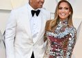 Potret Romantis Saat Jlo Dilamar Sang Kekasih di Tepi Pantai