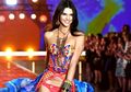 Penampilan Supermodel Kendall Jenner Pakai Kerudung Curi Perhatian