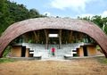 Melindungi Interior dari Sinar Matahari, Intip Bentuk Atap Gedung Ini yang Tak Biasa!