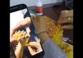 Coba Makan Nanas Pake Cara yang 'Bener', Ternyata Hasilnya Fail