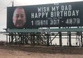 Saking Sayang pada Ayahnya, Dua Bersaudara Beli Papan Iklan untuk Pajang Foto Ayahnya yang Sedang Berulang Tahun