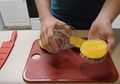 Begini nih Cara Gampang Kupas Kulit Mangga, Nggak Sampe 10 Detik
