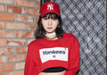 Enggak Cuma Hitam, 7 Warna Ini Cocok Dipadukan dengan Outfit Merah!