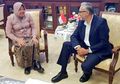 Diplomat Inggris: Docmart Bu Risma Lebih Keren dari Sepatu Saya