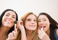 Sering Coba Tester Maskara? Ini Bahaya Kesehatan Dibalik Maskara Bekas Pakai Oranglain