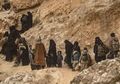 ISIS Diambang Kekalahan, Ratusan Pria, Wanita dan Anak-anak Berbondong-bondong Berjalan Keluar dari Gua Persembunyian