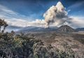 Gunung Bromo Semburkan Abu Vulkanik Hingga 700 Meter