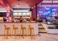 Intip Interior Kolam Renang Bergaya Retro yang Dihiasi Lampu Neon