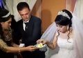 Seorang Pengantin Pria Menampar Istri yang Baru Dinikahinya Hanya karena Suapan Kue