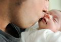 Jangan Asal Mencium Bayi, Dia Bisa Terinfeksi 10 Penyakit Ini