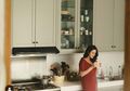 Malah Fokus dengan Paras Sang Penyanyi, Warganet Soroti Kegiatan Masak-masak Istri Hamsih Daud di Rumah, 'Mbak Yaya Cantik Banget'