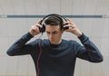 Suka Dengerin Musik? Ini Dia 7 Manfaat yang Bakal Didapat