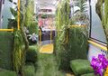 Penuh Tanaman Bikin Serasa di Hutan saat Masuk ke Dalam Bus, Begini Sensasi Tak Terduganya!