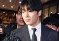 Duh, Choi Jong Hoon Ketahuan Nge-like Fotonya Saat Tiba di Kantor Polisi