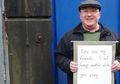 Lakukan Aksi Solidaritas Pasca Pembantaian Masjid Christchurch, Pria Inggris Berdiri di Depan Masjid Selagi Warga Muslim Salat