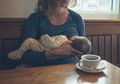 Jika Ibu Menyusui Suka Minum Kopi, Apakah Itu Berbahaya Bagi Bayi yang Disusui?