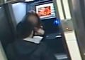 Setelah Rampas Uang dari Korban, Perampok Ini Justru Kembalikan Uang Tersebut Saat Melihat Saldo ATM-nya