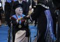 Salut! Belum Pulih dari Kecelakaan, Mahasiswi ITS Tetap Hadiri Wisuda Menggunakan Kursi Roda