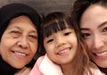 Di Balik Sosok Kocaknya, Ayu Dewi Berderai Air Mata Ceritakan Betapa Hidupnya Ada yang Kosong Setelah Ditinggal Mendiang Ibunya