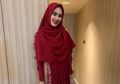 Cantiknya Kartika Putri dalam Balutan Busana Syar'i Saat Tampil di Atas Panggung Runway