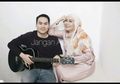 Duet dengan Putra Tampannya, Dewi Yull Bikin Baper Nyanyi Pakai Bahasa Isyarat