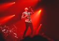 7 Lirik Paling Menyentuh Chester Bennington yang Lagi Ultah Ke-43