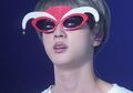 5 Kacamata Unik Si 'Worldwide Handsome' Jin di Setiap Konser BTS