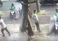Tangan Lagi Nggak Pegang Handle Gas, Ojol Ini Tiba-Tiba Tabrak 2 Pelajar