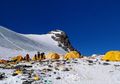 Gletser Mencair, Mayat Para Pendaki Gunung Everest Menyembul ke Permukaan