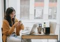 Moms Sering Main Gawai Berlebihan? Hati-hati Sinar Biru Membuat Penuaan Dini