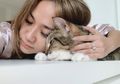 Moms Ingin Meredakan Stres? Tiru Cara Bunga Citra Lestari dengan Memelihara Kucing