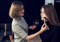Tips Makeup Glowing Tanpa Terlihat Berminyak dari MUA Langganan Artis Hollywood, Archangela Chelsea