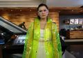 Stylo of The Day, Gaya Nyentrik Selebgram Anastasia Siantar Saat Tampil dengan Outer Plastik