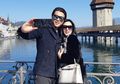 Nggak Selalu Mewah, Ini Gaya Sederhana Syahrini dan Reino Barack Pakai Sepatu Kembaran Saat Berlibur di Swiss!