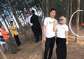 Lagi Asyik di Pinggir Pantai, Pasutri Diciduk Petugas Gara-gara Pegangan Tangan